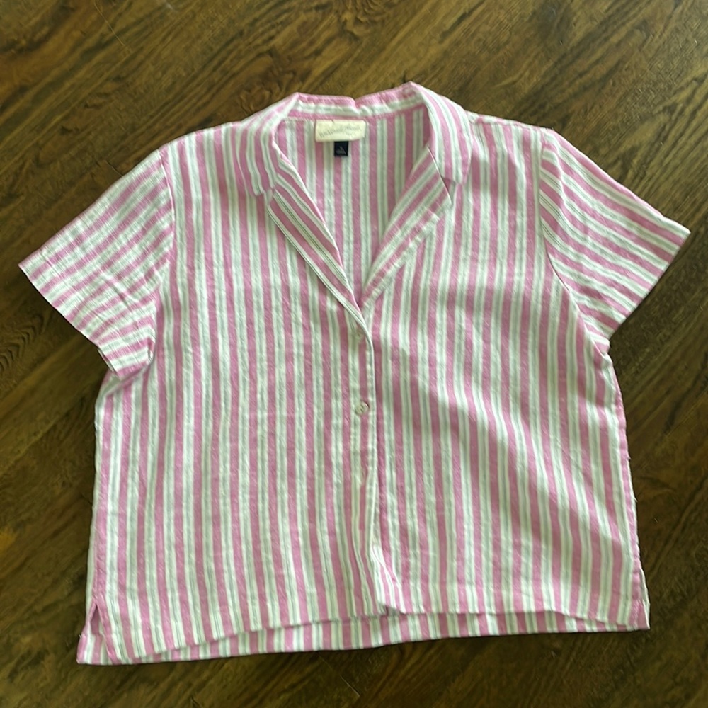 Size M boxy slightly cropped button up top